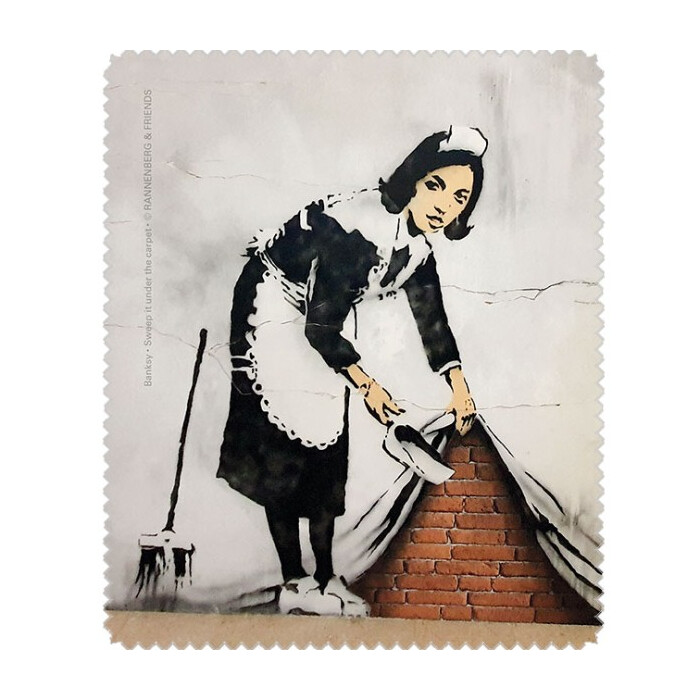 Rannenberg & Friends Brillenputztuch / Microfasertuch - "Sweep it under the Carpet" von Banksy